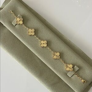 Elegant Gold Clover Bracelet